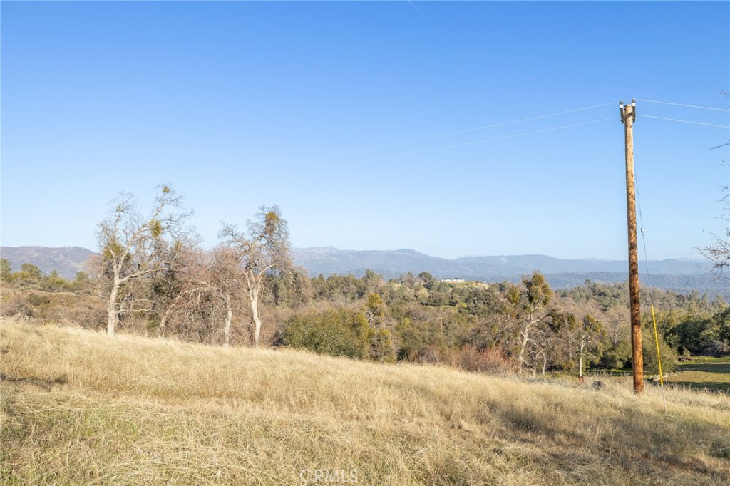 5153 Allred Road Mariposa, CA 95338 - Photo 22 of 41 a view of a yard with mountains in the background