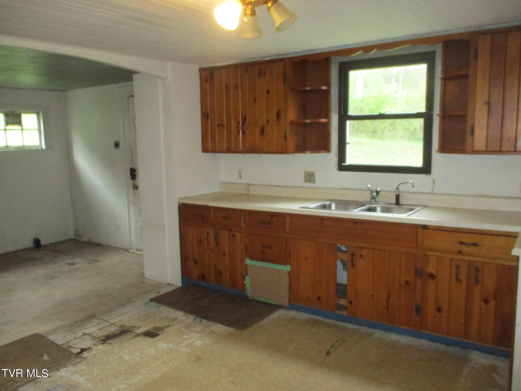 17544 Phillips Road Bristol, VA 24202 - Photo 3 of 12 IMG_7071