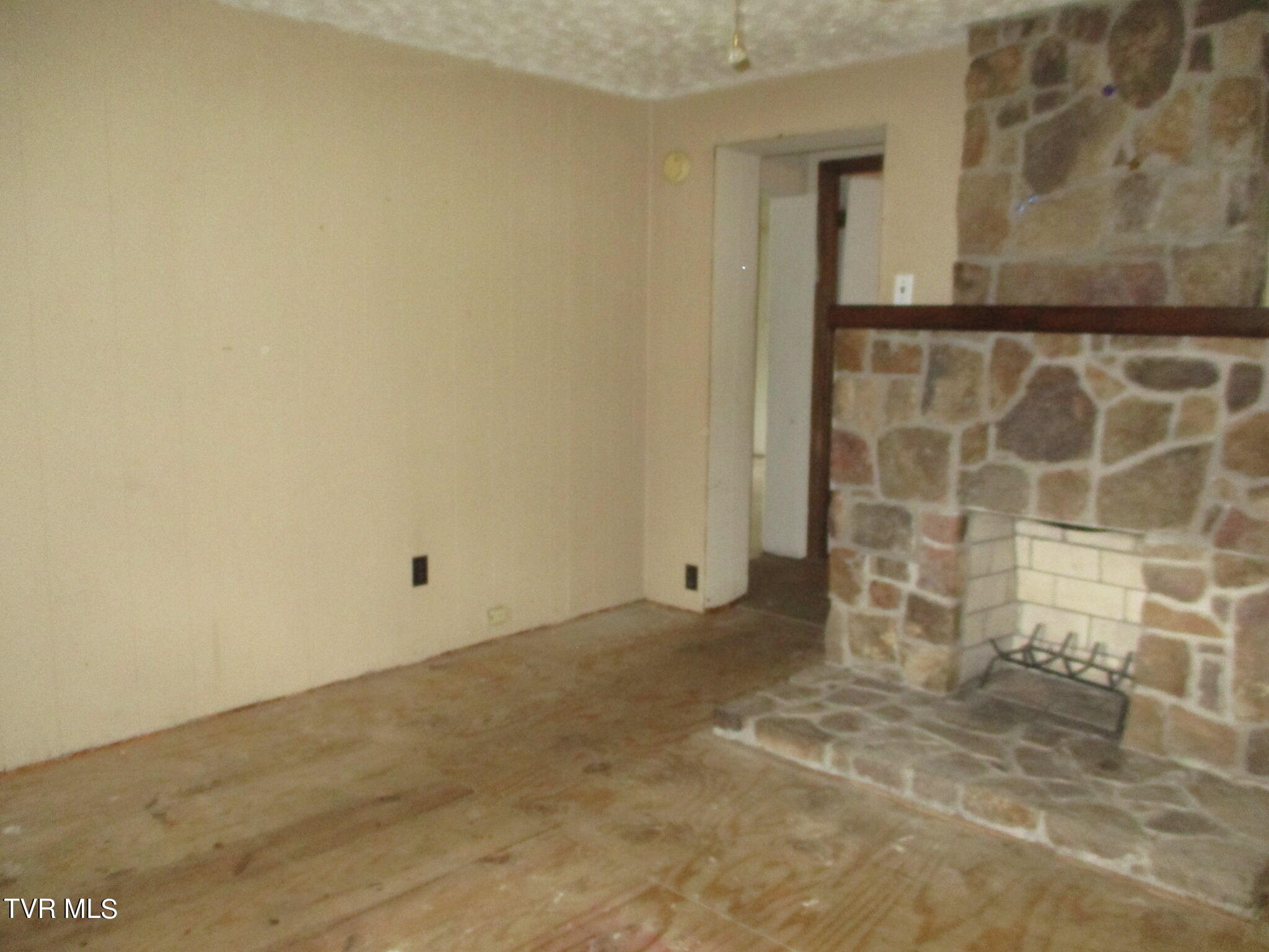 17544 Phillips Road Bristol, VA 24202 - Photo 4 of 12 IMG_7086