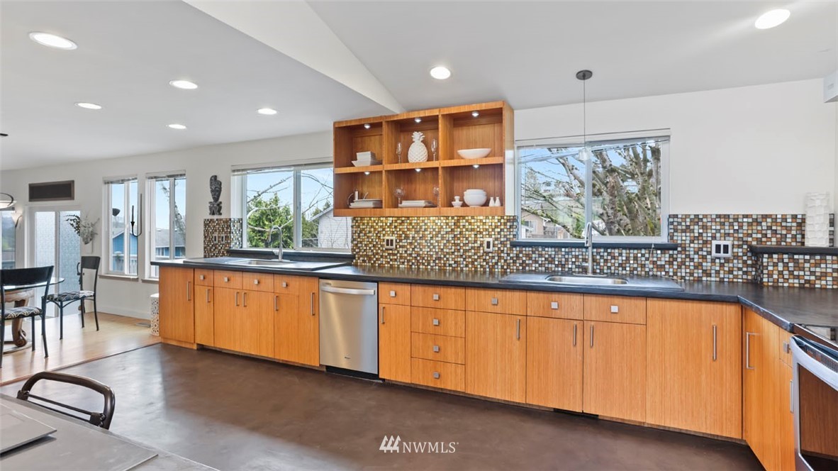 215 Powell Avenue Southwest Renton, WA 98057 - Photo 7 of 37