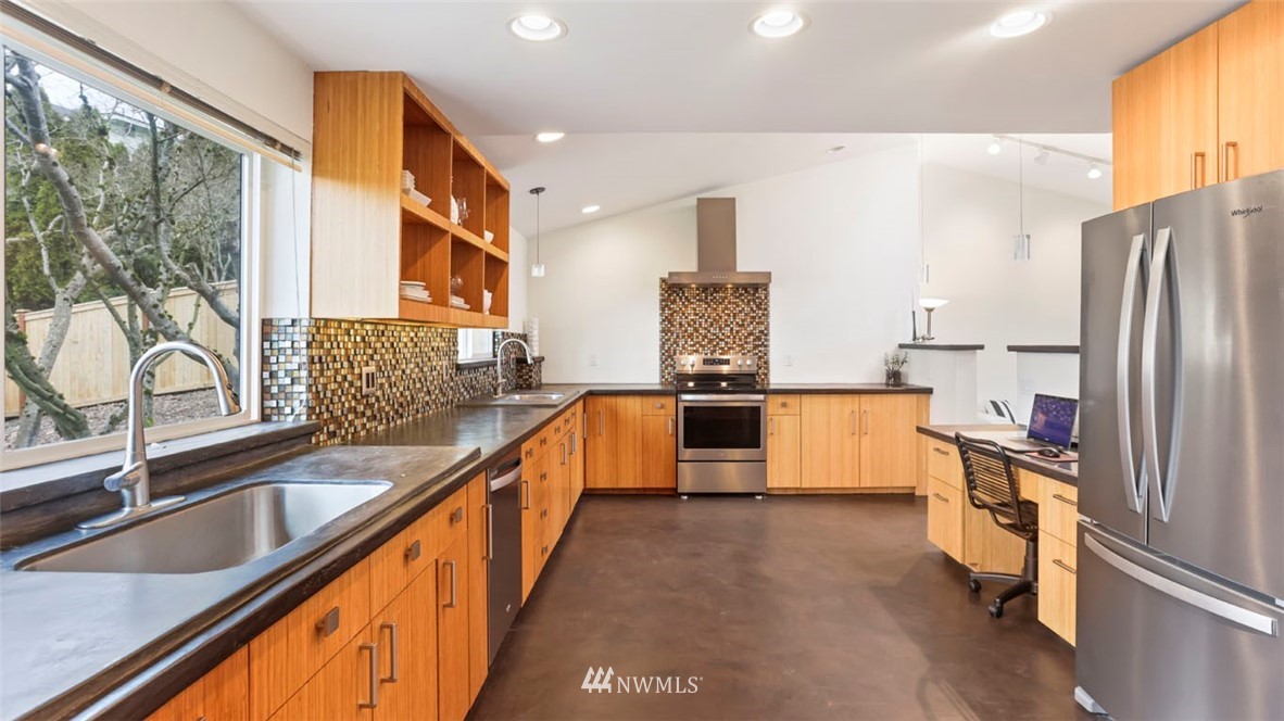 215 Powell Avenue Southwest Renton, WA 98057 - Photo 8 of 37