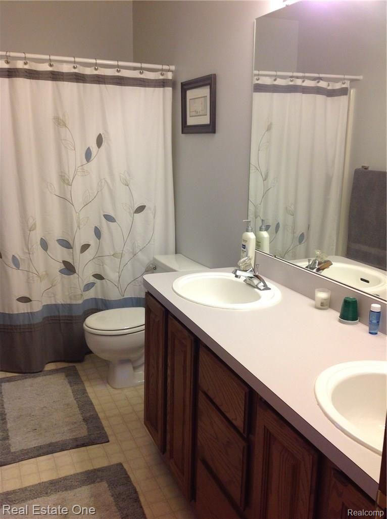 6070 Ormond Road White Lake, MI 48383 - Photo 24 of 36 MAIN BATH HAS DUAL SINKS