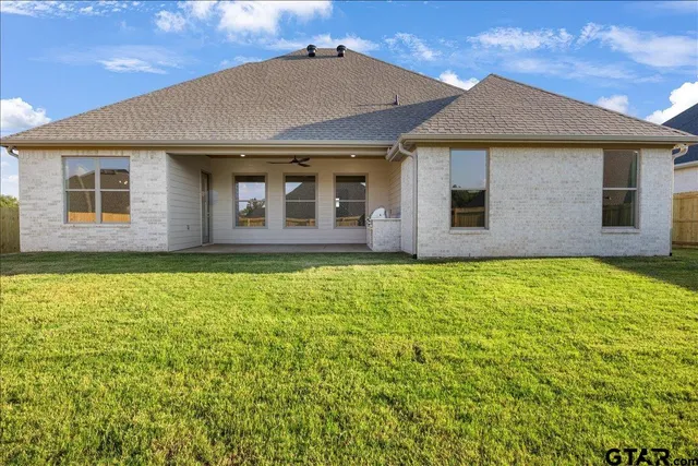 a front view of house with yard and garage