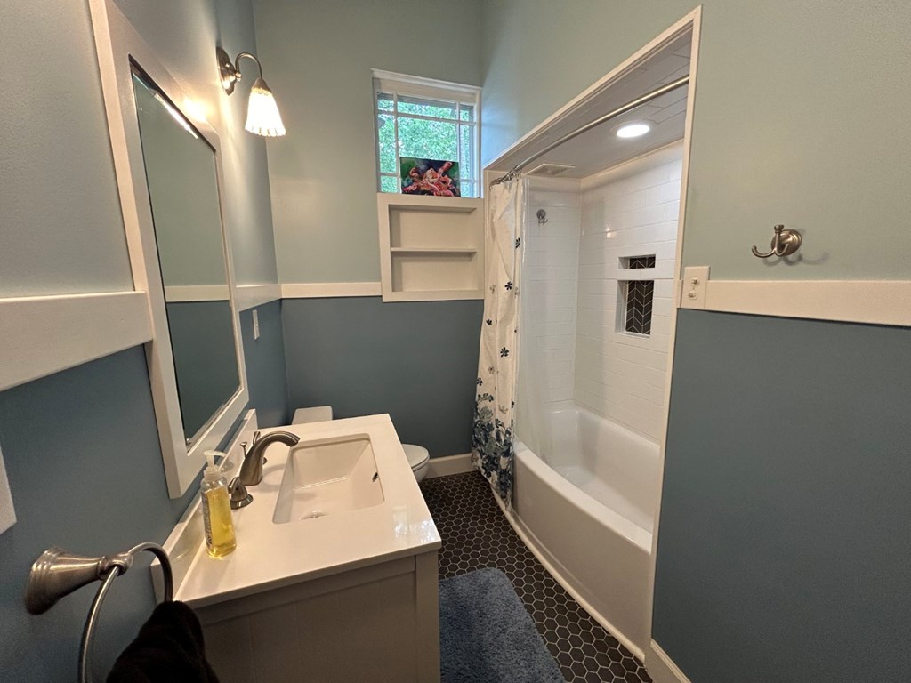 1192 Munro Avenue Columbus, GA 31906 - Photo 6 of 10 a bathroom with a sink a tub and a mirror