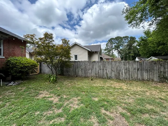 a view of a backyard