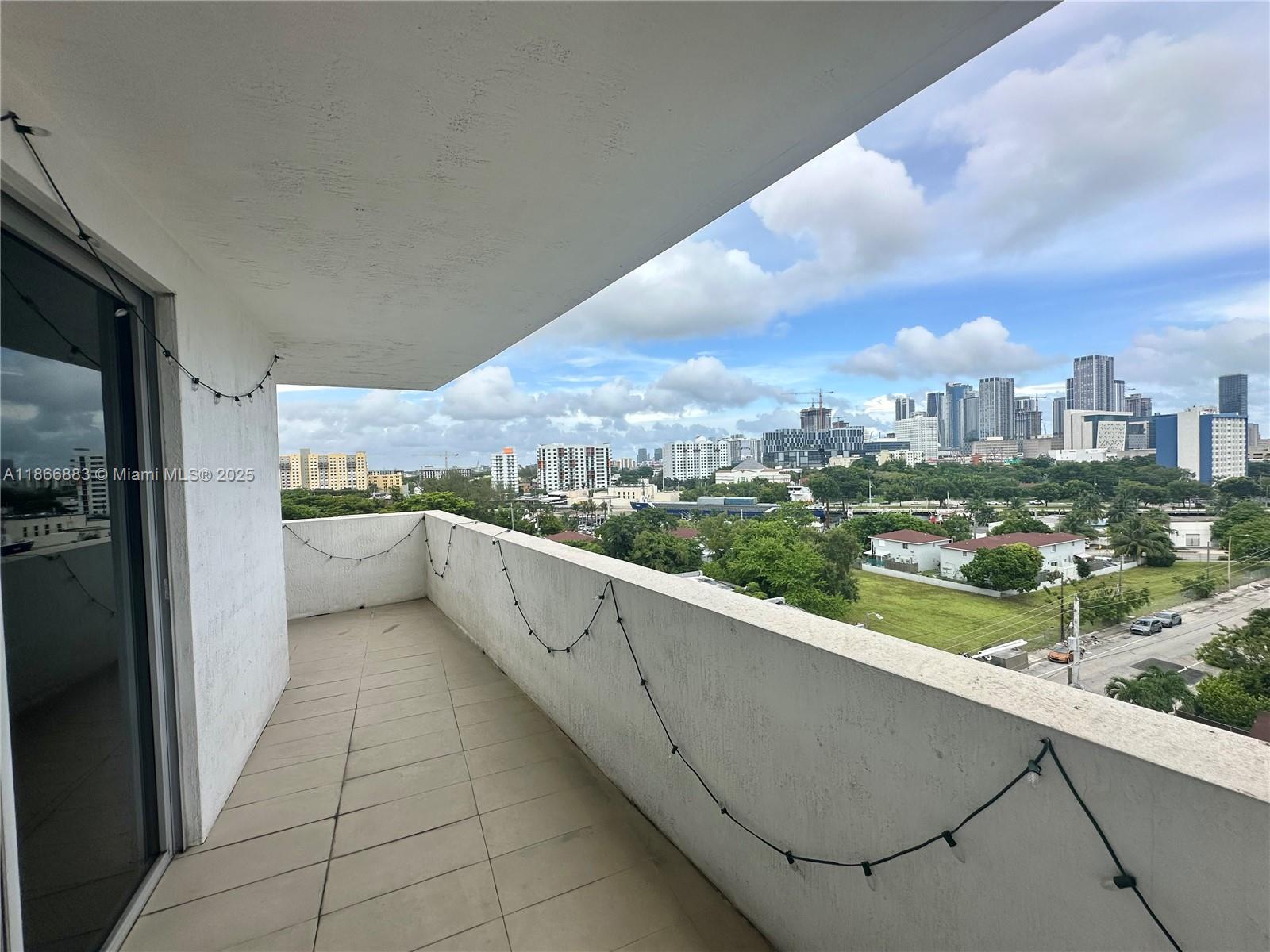 36 Northwest 6th Avenue, Unit 806 Miami, FL 33128 - Photo 5 of 23 a view of a terrace