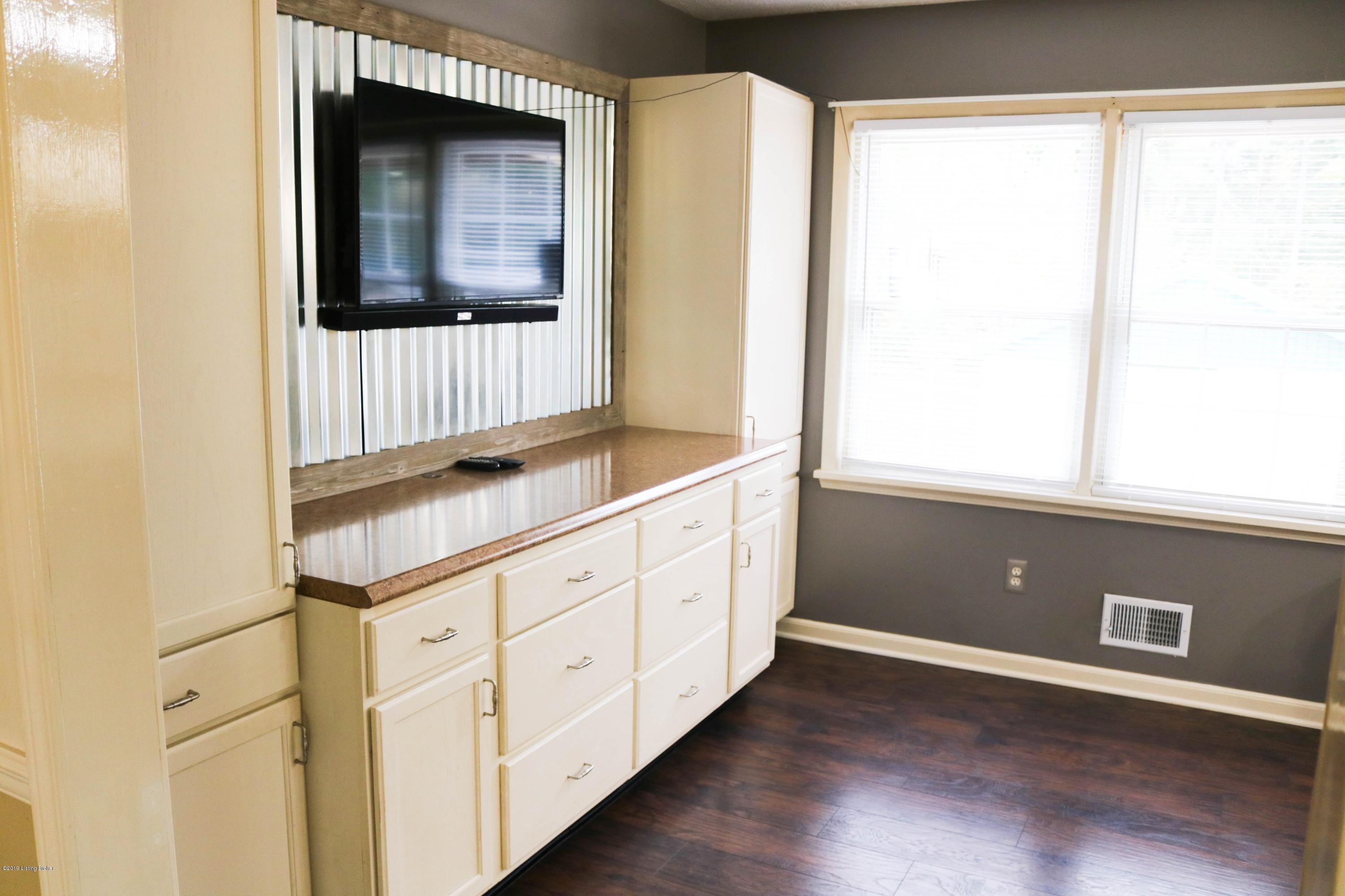 5300 Rayburn Road Louisville, KY 40272 - Photo 10 of 99 Kitchen/Dining Area