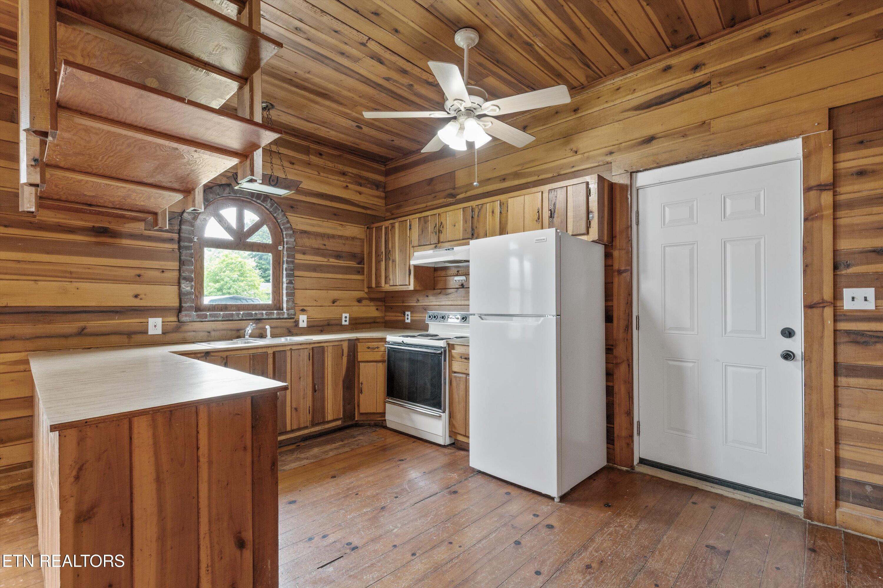 313 West Spring Street Oliver Springs, TN 37840 - Photo 12 of 31 313-Spring-St-Oliver-Springs-Kitchen