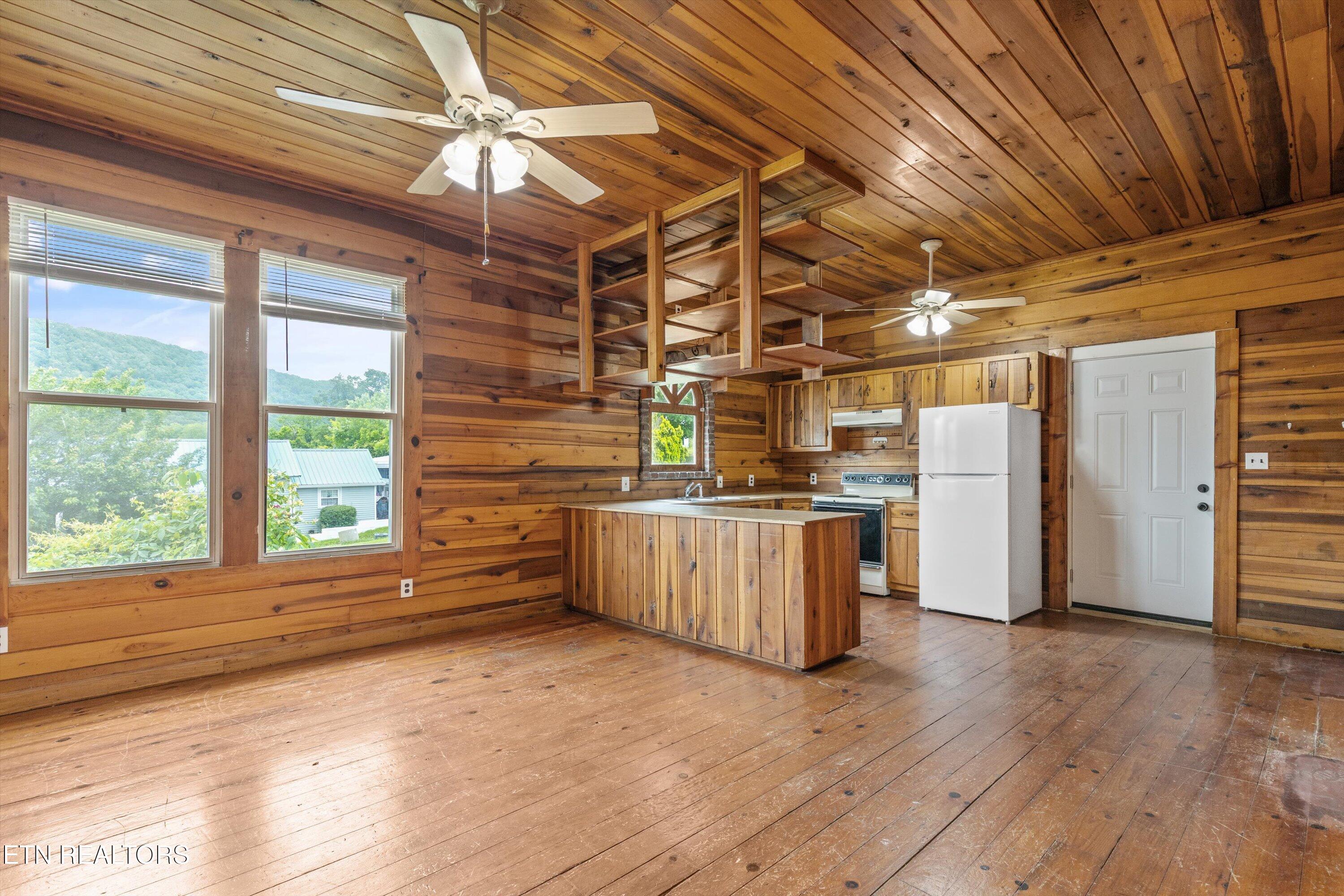 313 West Spring Street Oliver Springs, TN 37840 - Photo 13 of 31 313-Spring-St-Oliver-Springs-Great-Room
