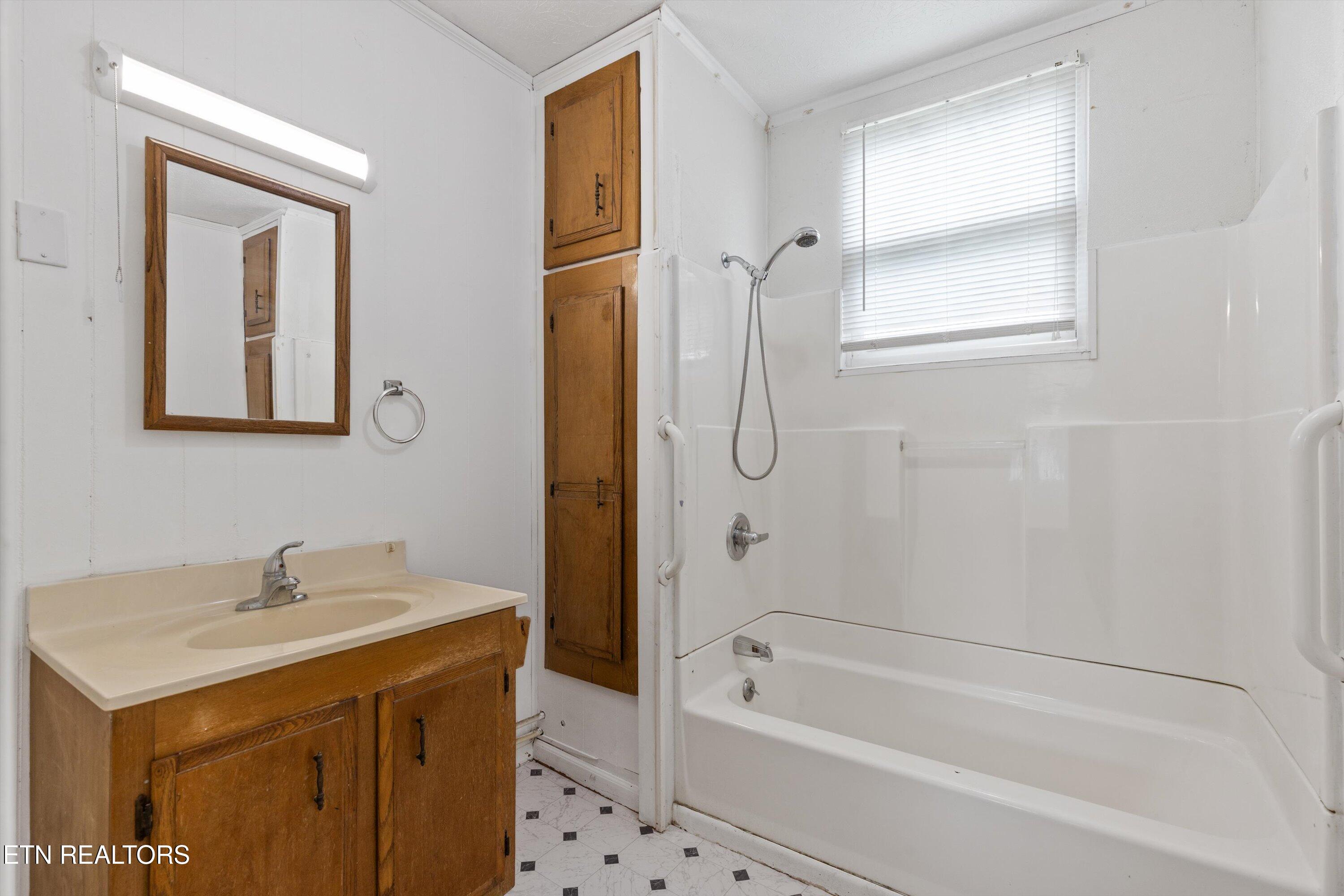 313 West Spring Street Oliver Springs, TN 37840 - Photo 27 of 31 313-Spring-St-Oliver-Springs-Hall2