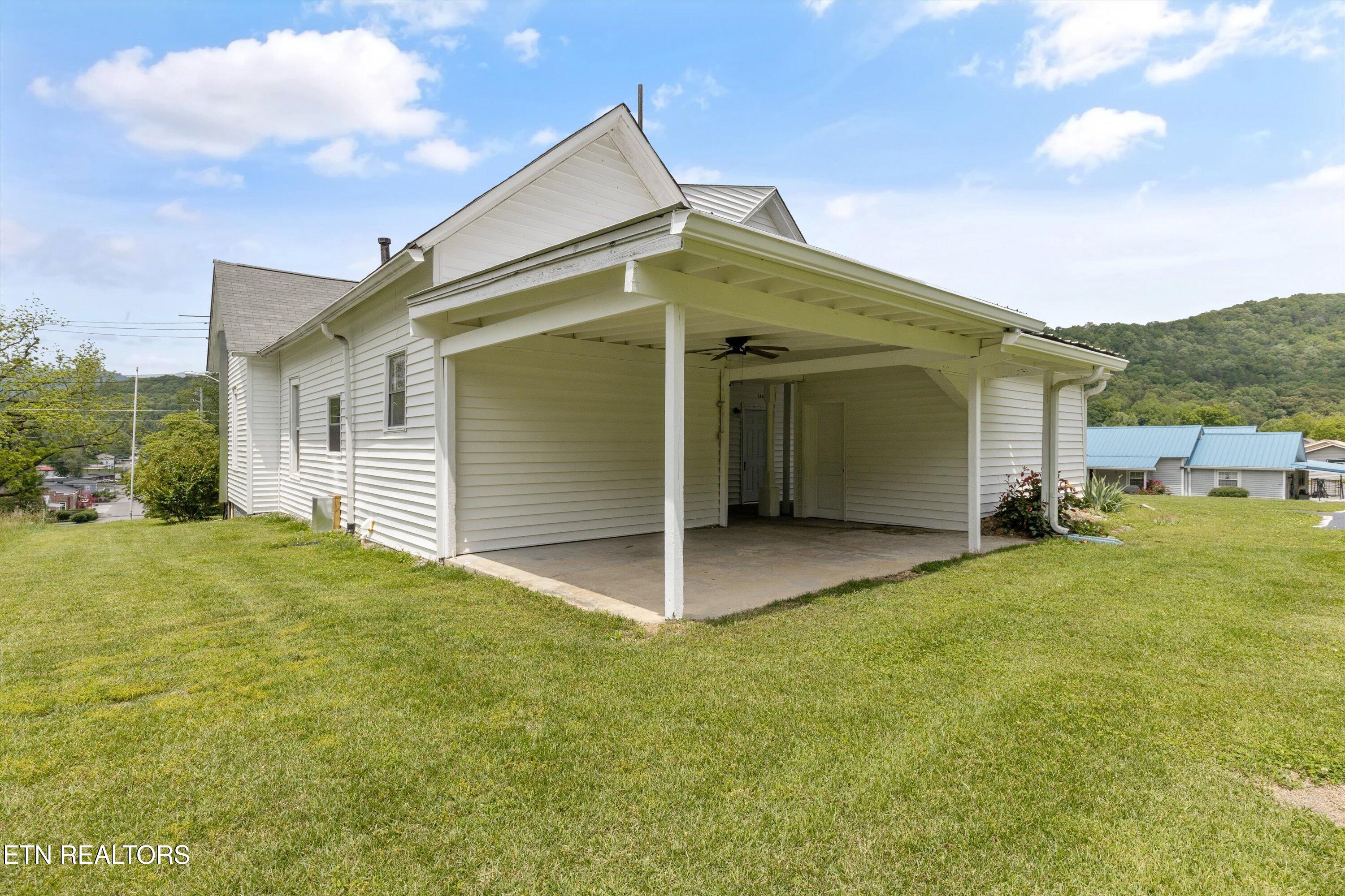 313 West Spring Street Oliver Springs, TN 37840 - Photo 5 of 31 313-Spring-St-Oliver-Springs-Carport