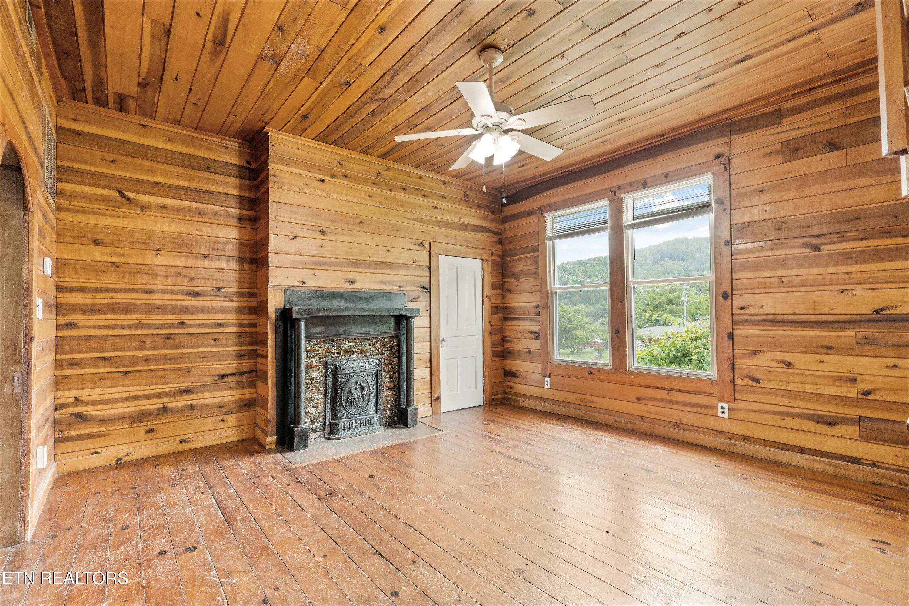 313 West Spring Street Oliver Springs, TN 37840 - Photo 8 of 31 313-Spring-St-Oliver-Springs-Living-Alt