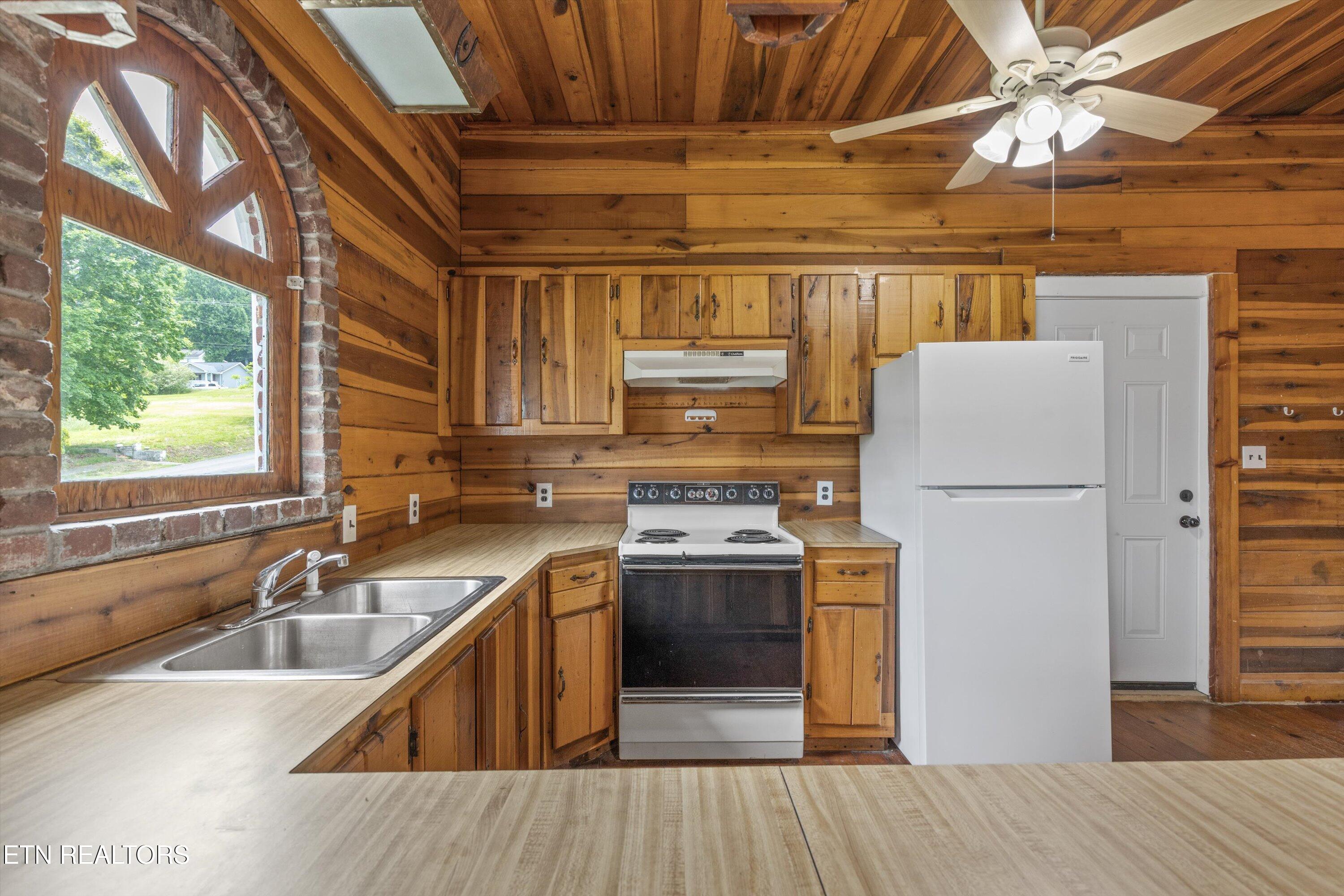 313 West Spring Street Oliver Springs, TN 37840 - Photo 10 of 31 Kitchen at 313 Spring St Oliver Springs