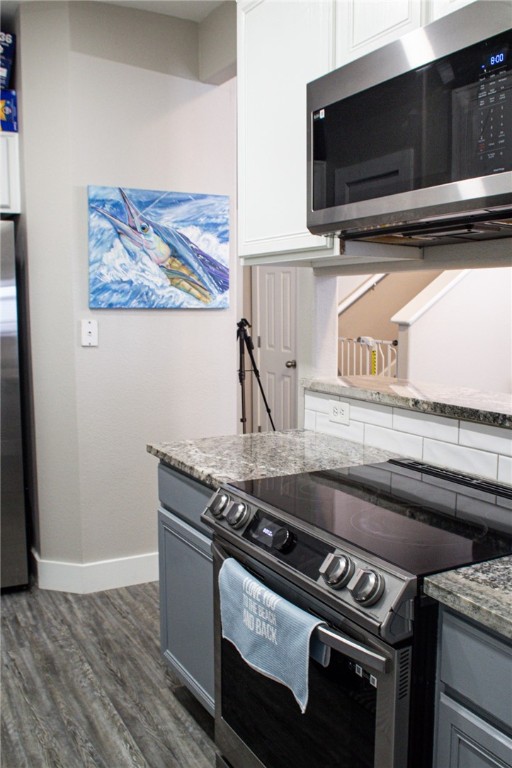 14439 Compass Street, Unit B Corpus Christi, TX 78418 - Photo 9 of 22 a stove top oven sitting inside of a kitchen