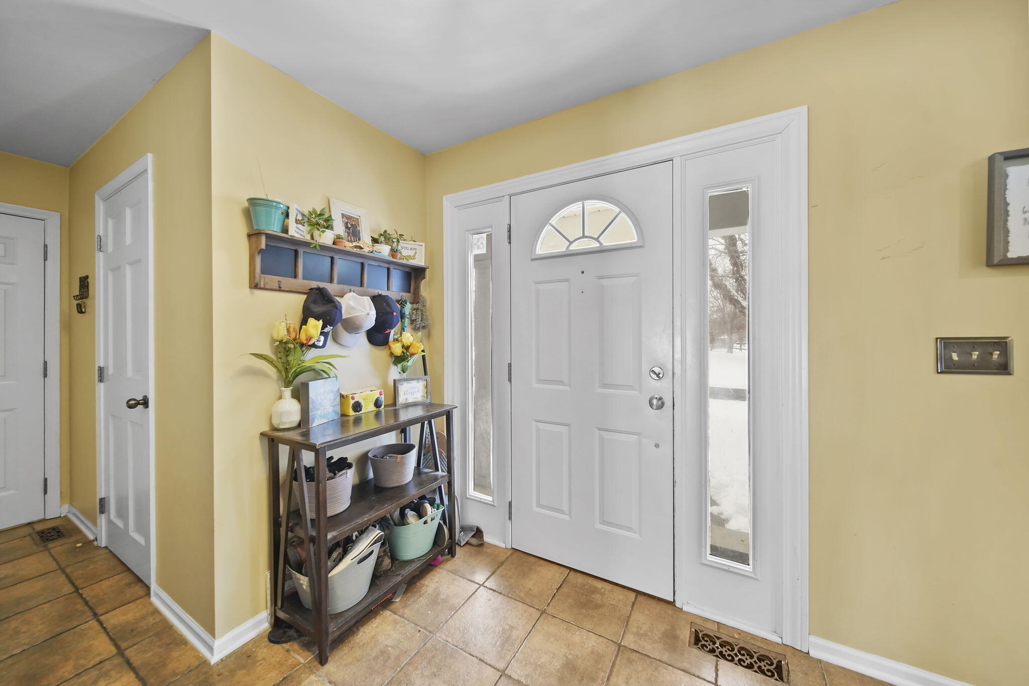 520 Meadowbrook Drive Adrian, MI 49221 - Photo 3 of 43 5-web-or-mls-DSC06266