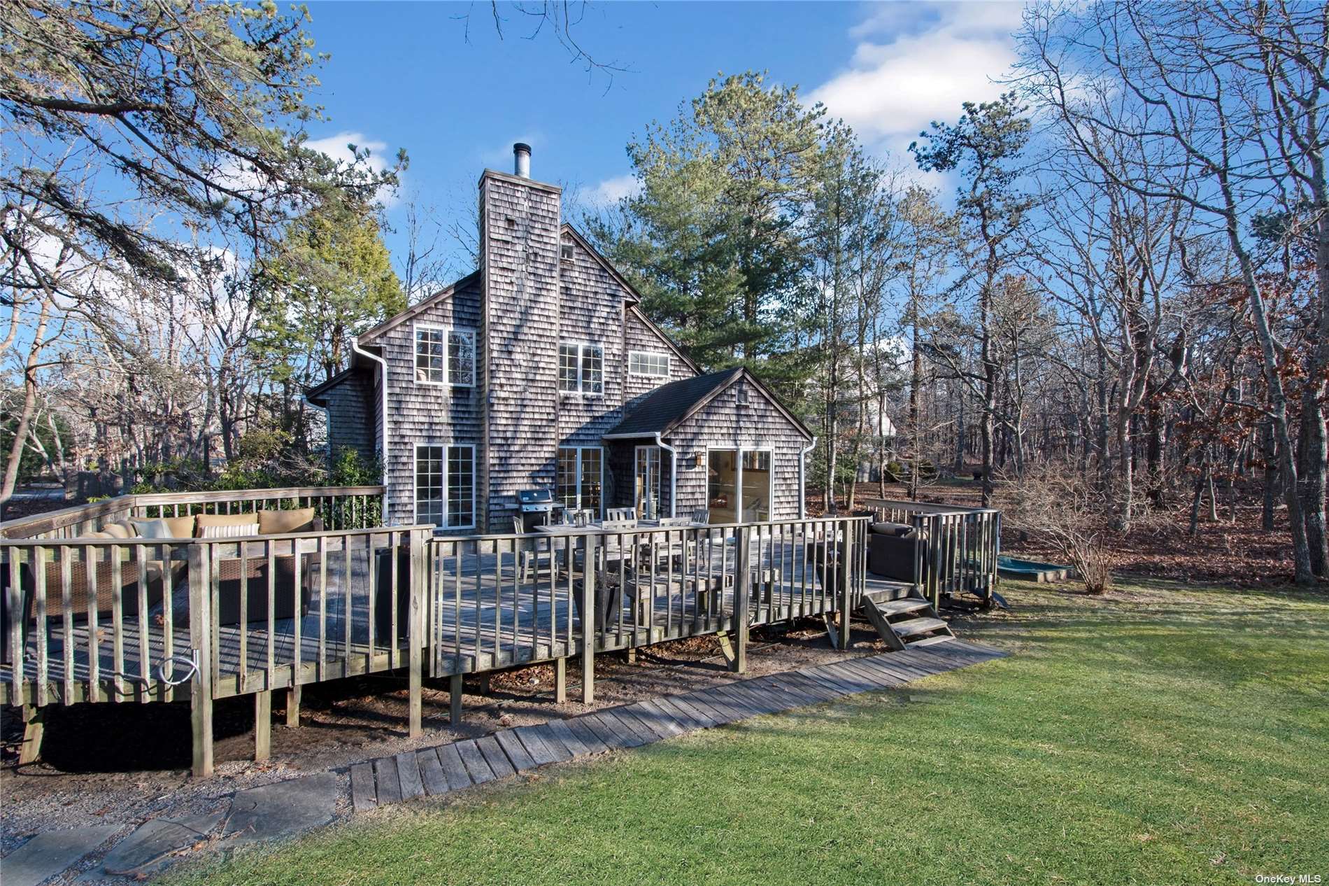 a view of a house with backyard and a tree