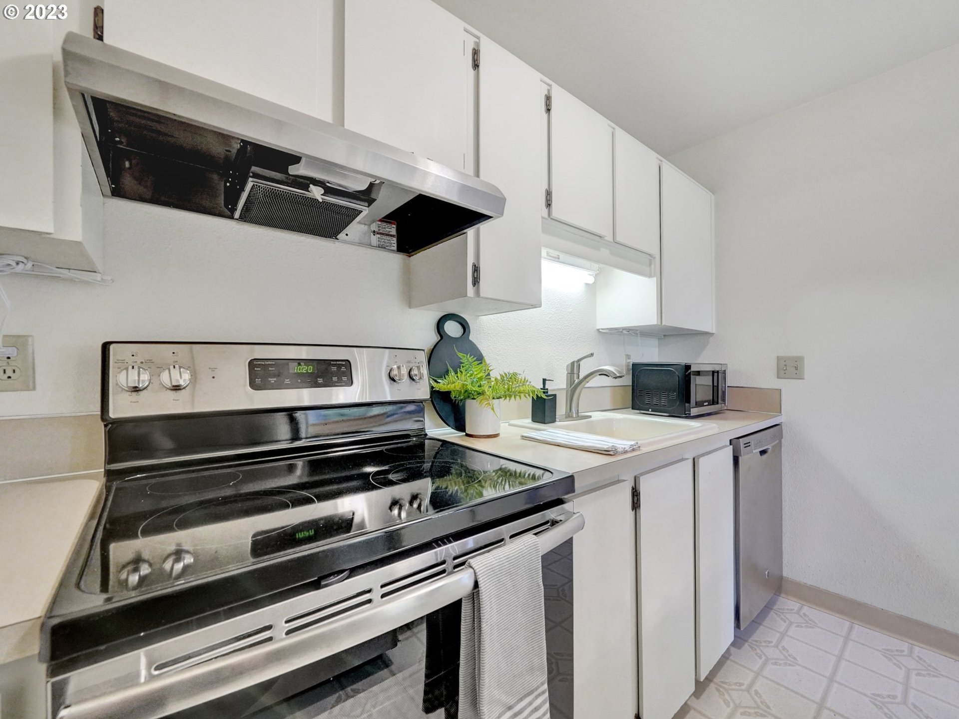 7514 Southwest Barnes Road, Unit D Portland, OR 97225 - Photo 28 of 39 Gallery Image 28