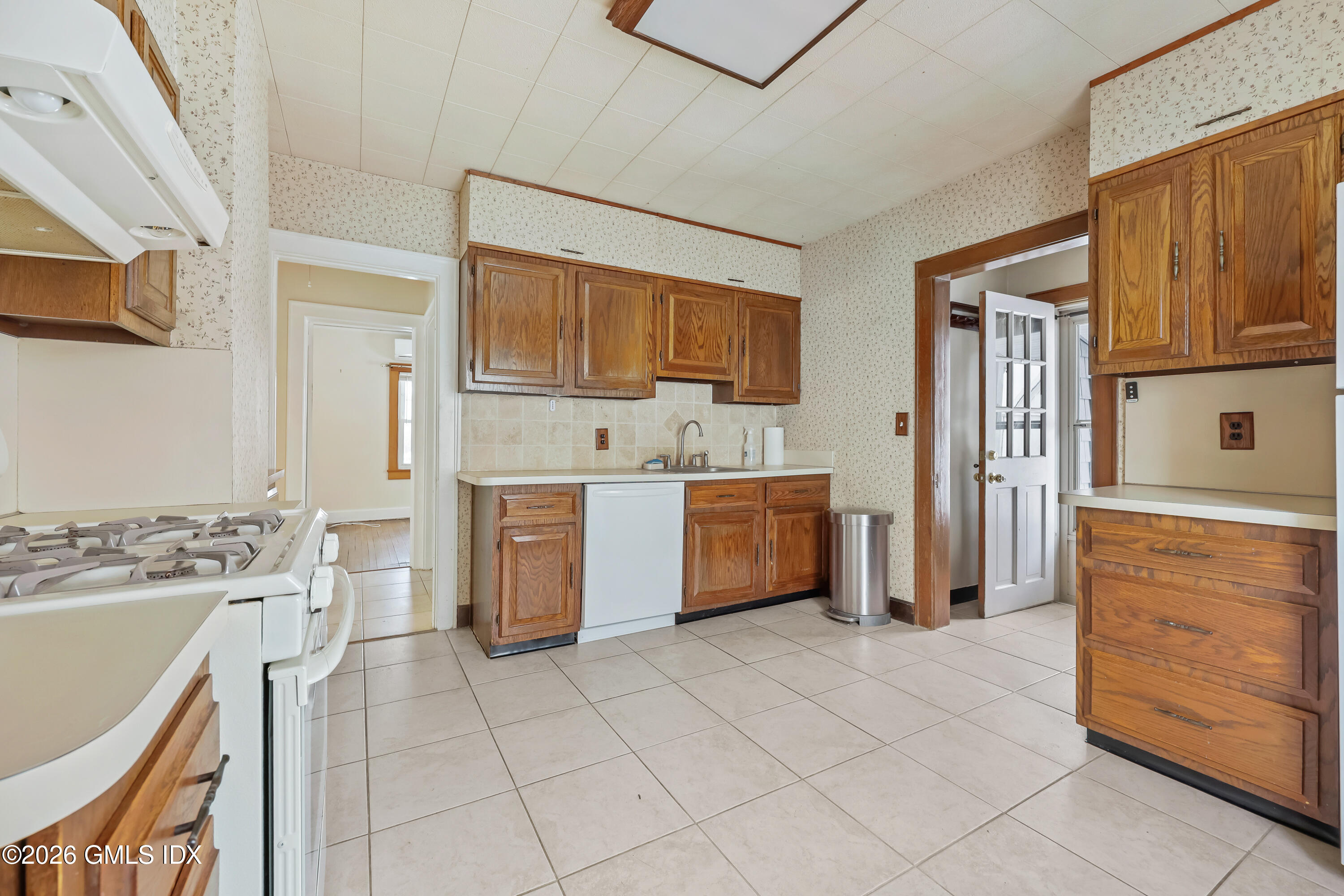 23 Thorn Hill Road Riverside, CT 06878 - Photo 8 of 26 1st floor apartment kitchen
