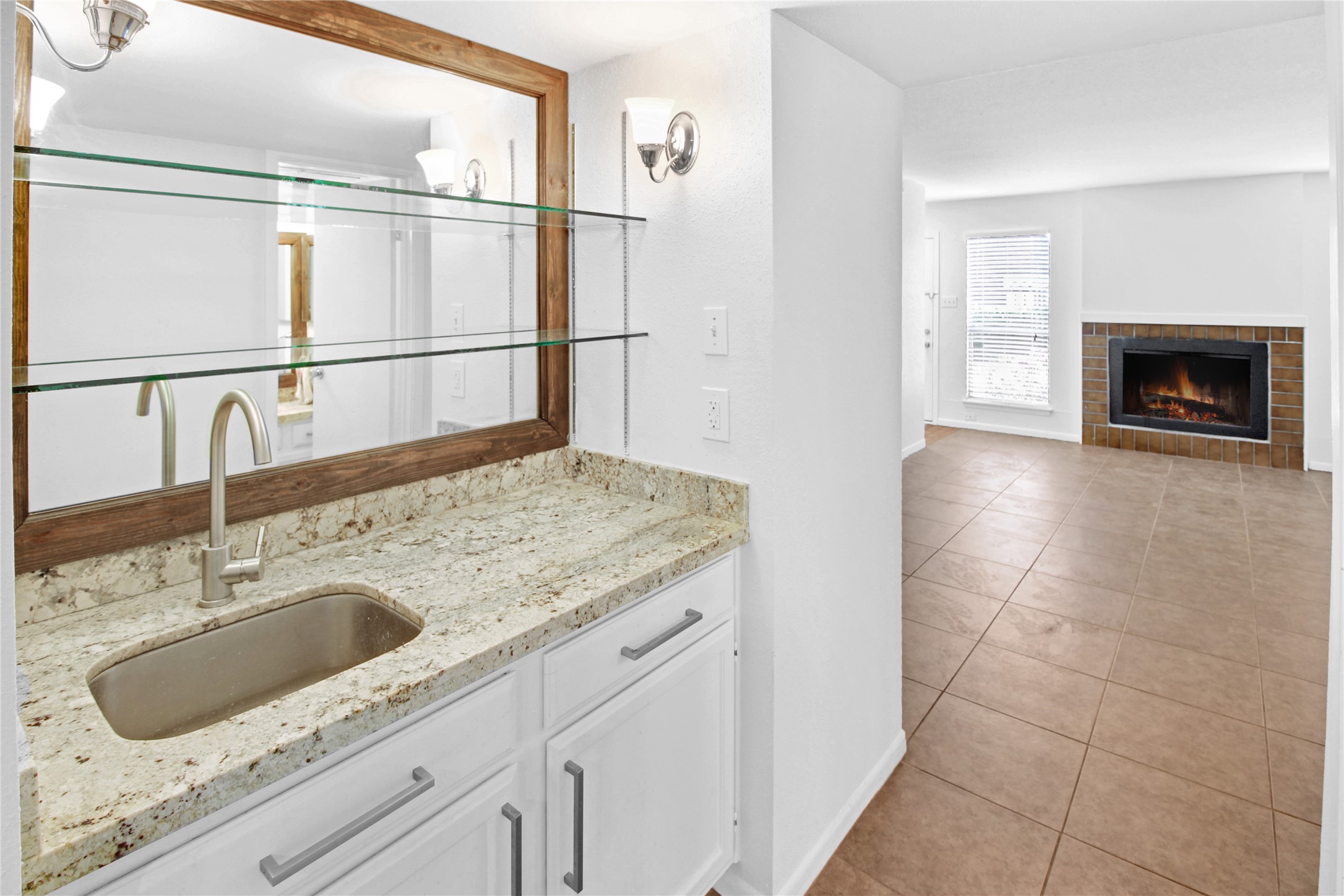 1500 Sandy Springs Road, Unit 69 Houston, TX 77042 - Photo 8 of 32 Bar Area