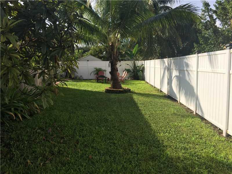 4150 Sabal Lakes Road Delray Beach, FL 33445 - Photo 8 of 11 Yard/Garden