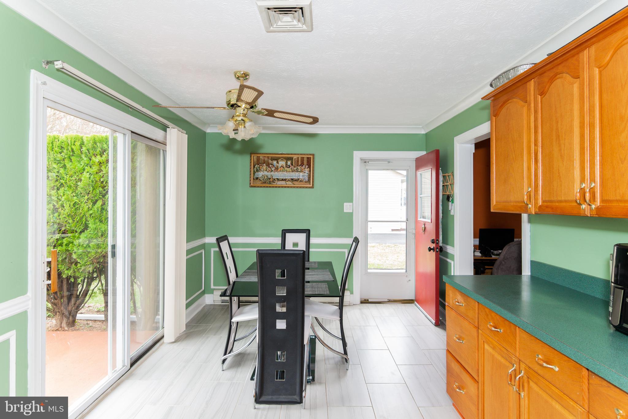 210 Crest Circle Winchester, VA 22602 - Photo 8 of 23 DINING ROOM OVERVIEW