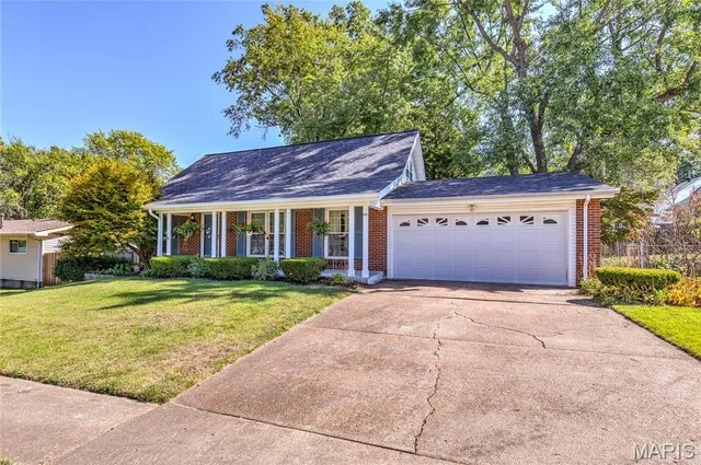 $220,000 | 100 Broadmere Drive, Florissant, MO 63033