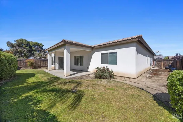 a view of a house with backyard