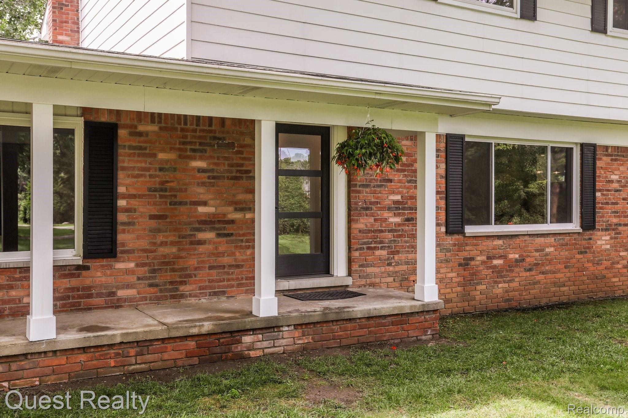 6959 Hubbard Road Clarkston, MI 48348 - Photo 6 of 44 6-web-or-mls-6959 Hubbard Road Independence Township0004.jpg