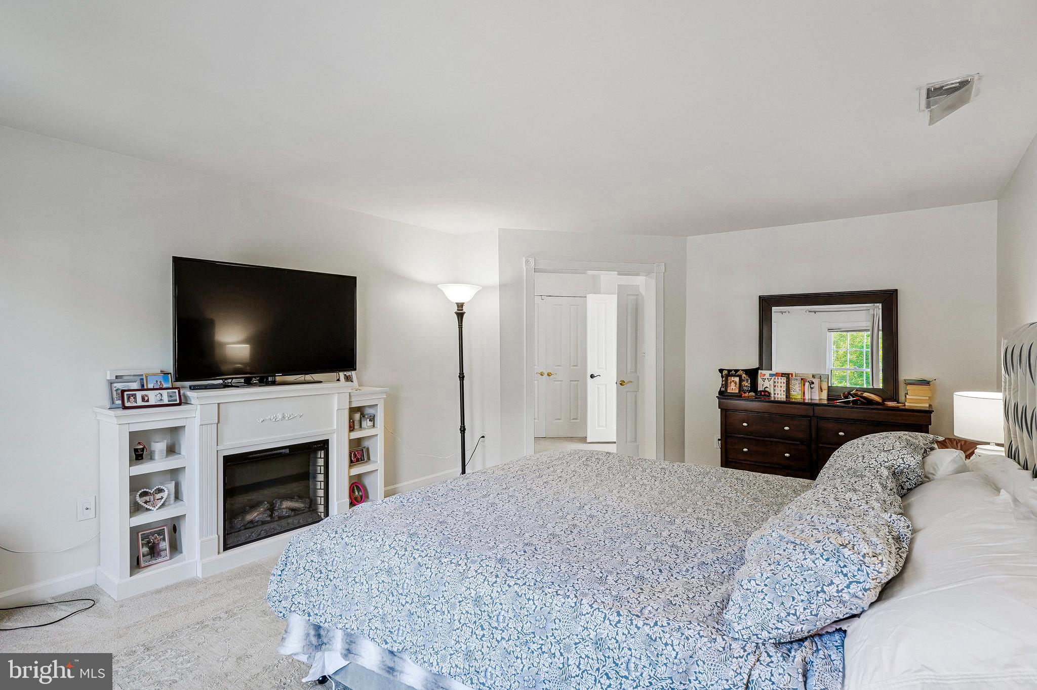 20627 Cutwater Place Sterling, VA 20165 - Photo 22 of 42 a living room with furniture and a flat screen tv