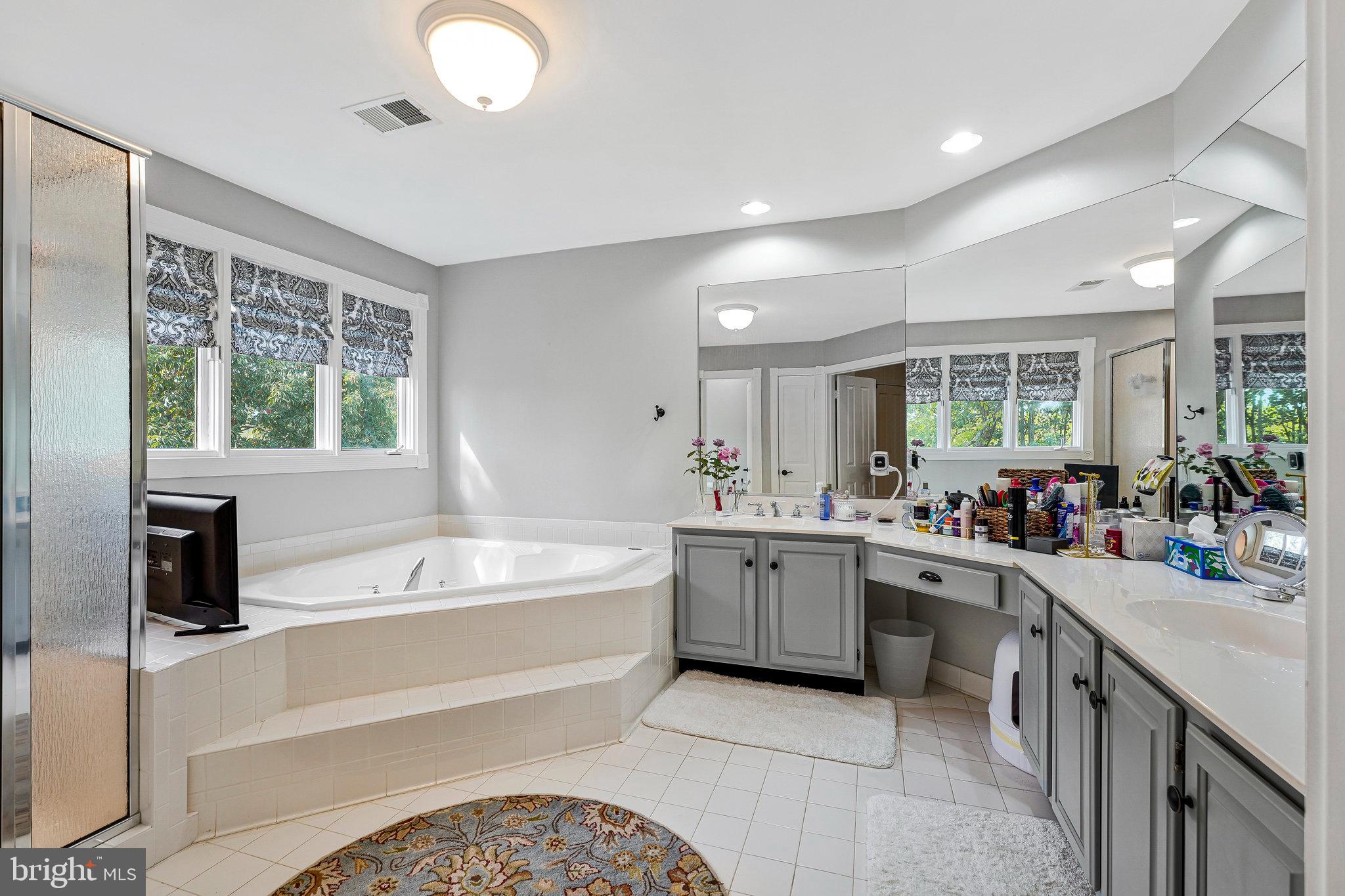20627 Cutwater Place Sterling, VA 20165 - Photo 25 of 42 a large kitchen with a large tub and sink