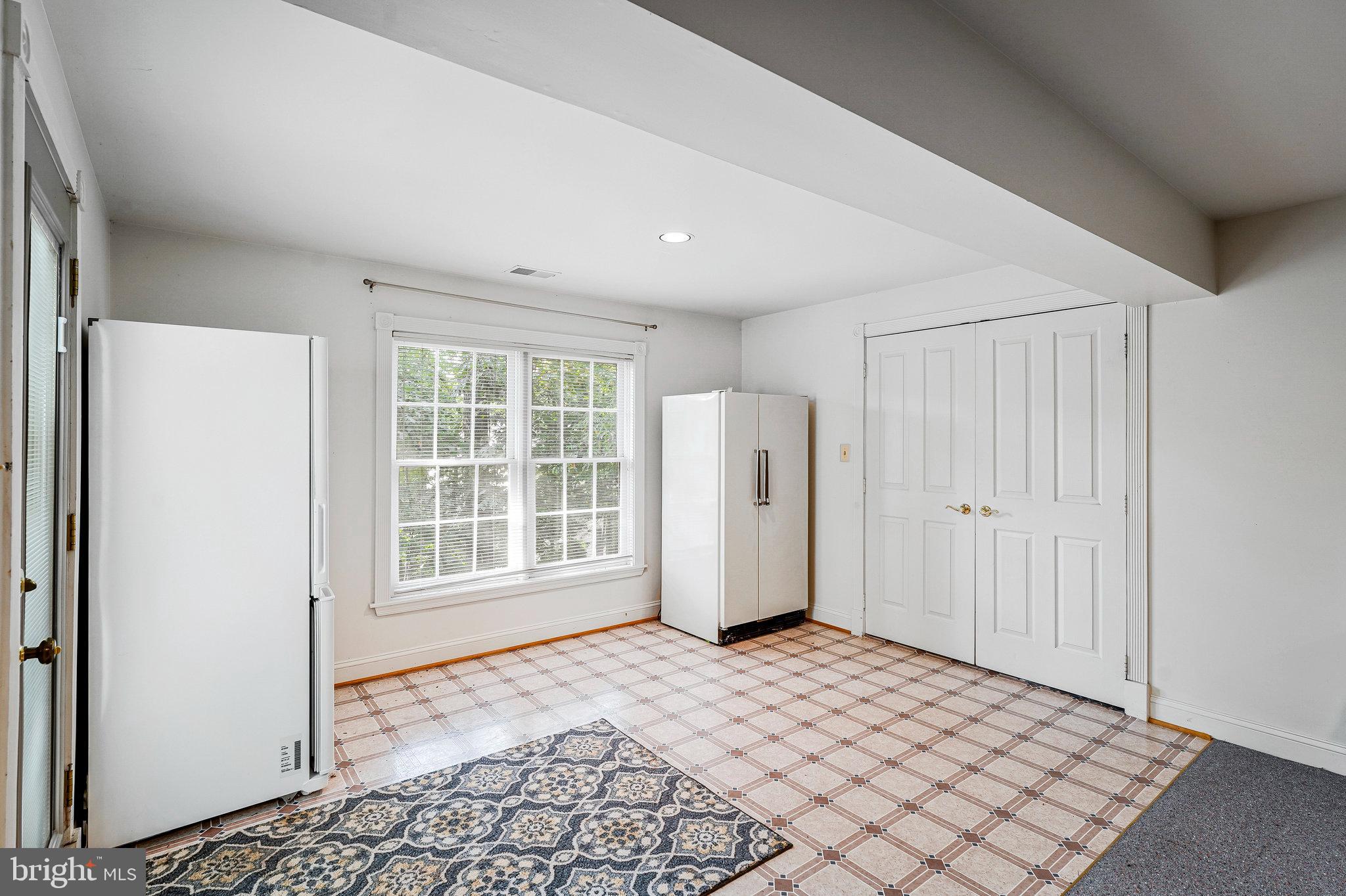 20627 Cutwater Place Sterling, VA 20165 - Photo 39 of 42 a view of a livingroom with a workspace