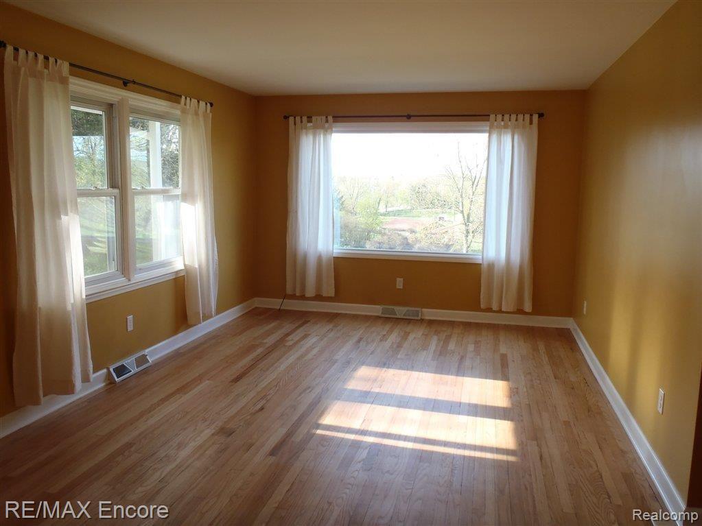 9050 Eaton Road Davisburg, MI 48350 - Photo 6 of 19 Living room