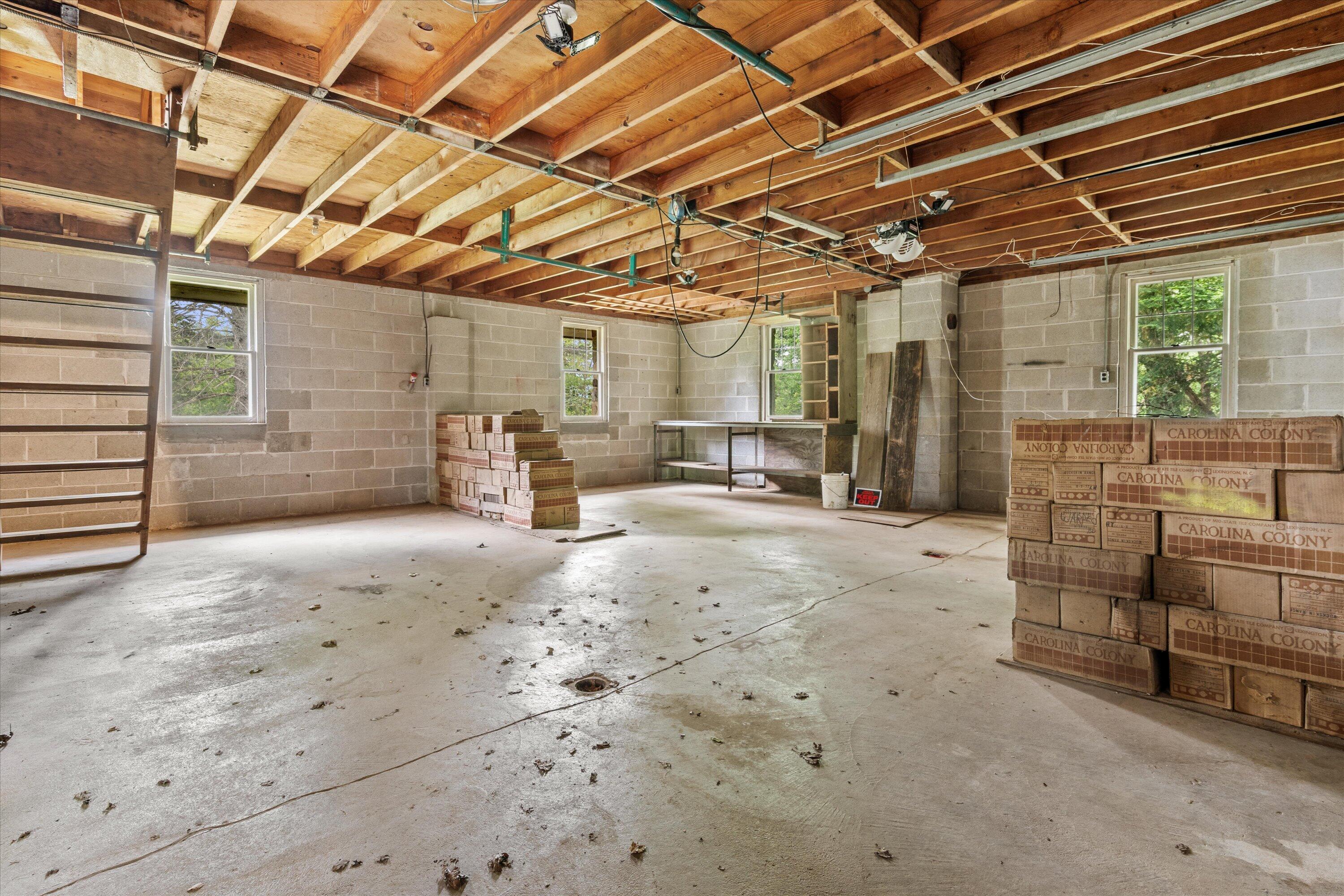 W330-s7098 County Road East Mukwonago, WI 53149 - Photo 29 of 60 Garage