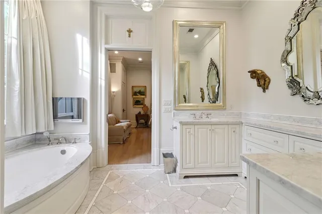 $2,695,000 | 8 Tokalon Place, Metairie, LA 70001