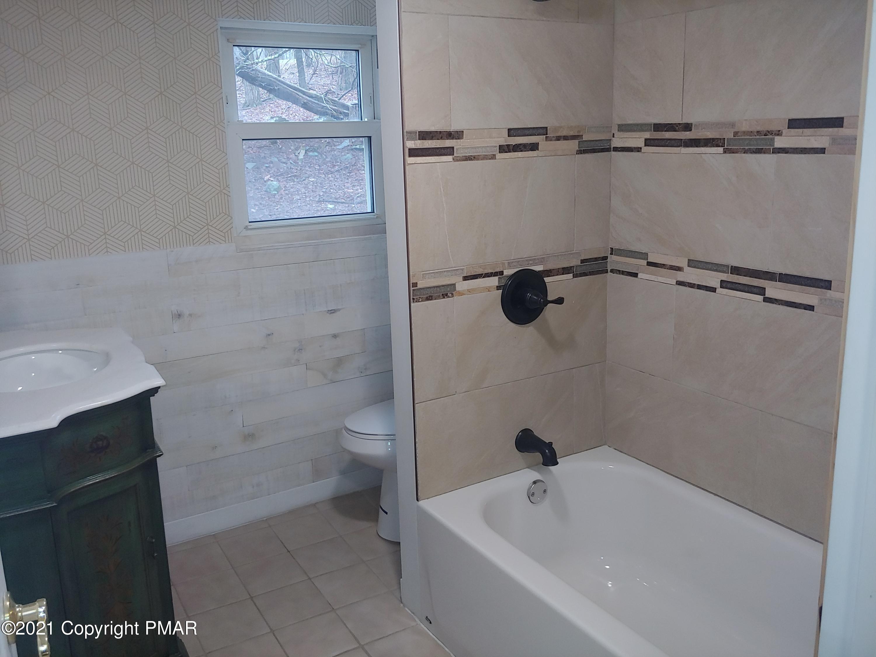 516 Red Rock Road Cresco, PA 18326 - Photo 37 of 47 a bathroom with a bathtub