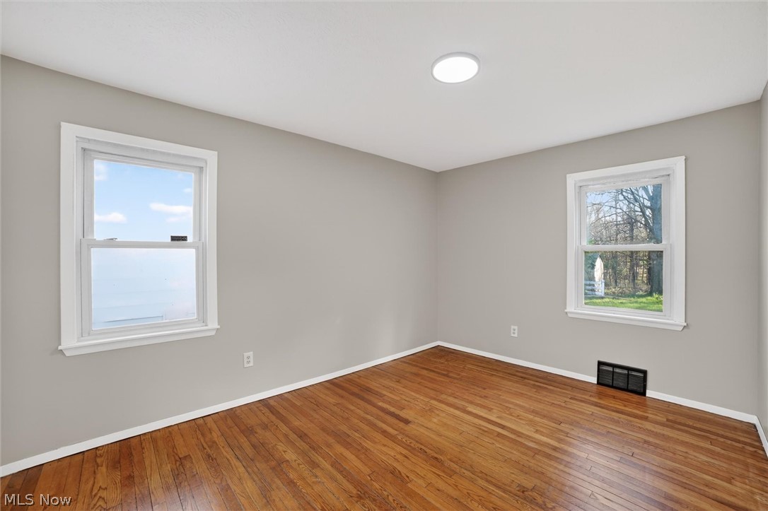 303 South Green Road Cleveland, OH 44121 - Photo 15 of 32