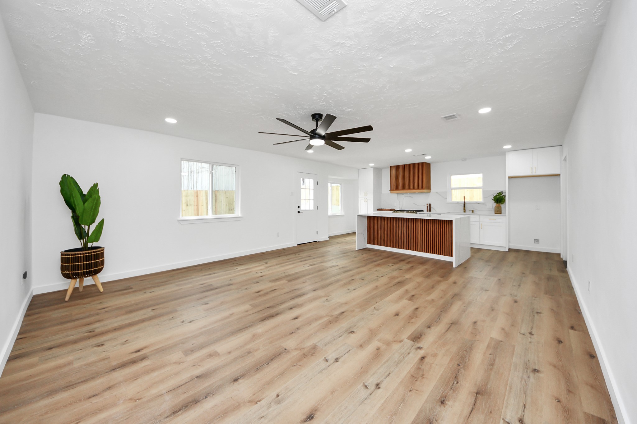 717 Phyllis Court Conroe, TX 77303 - Photo 6 of 34