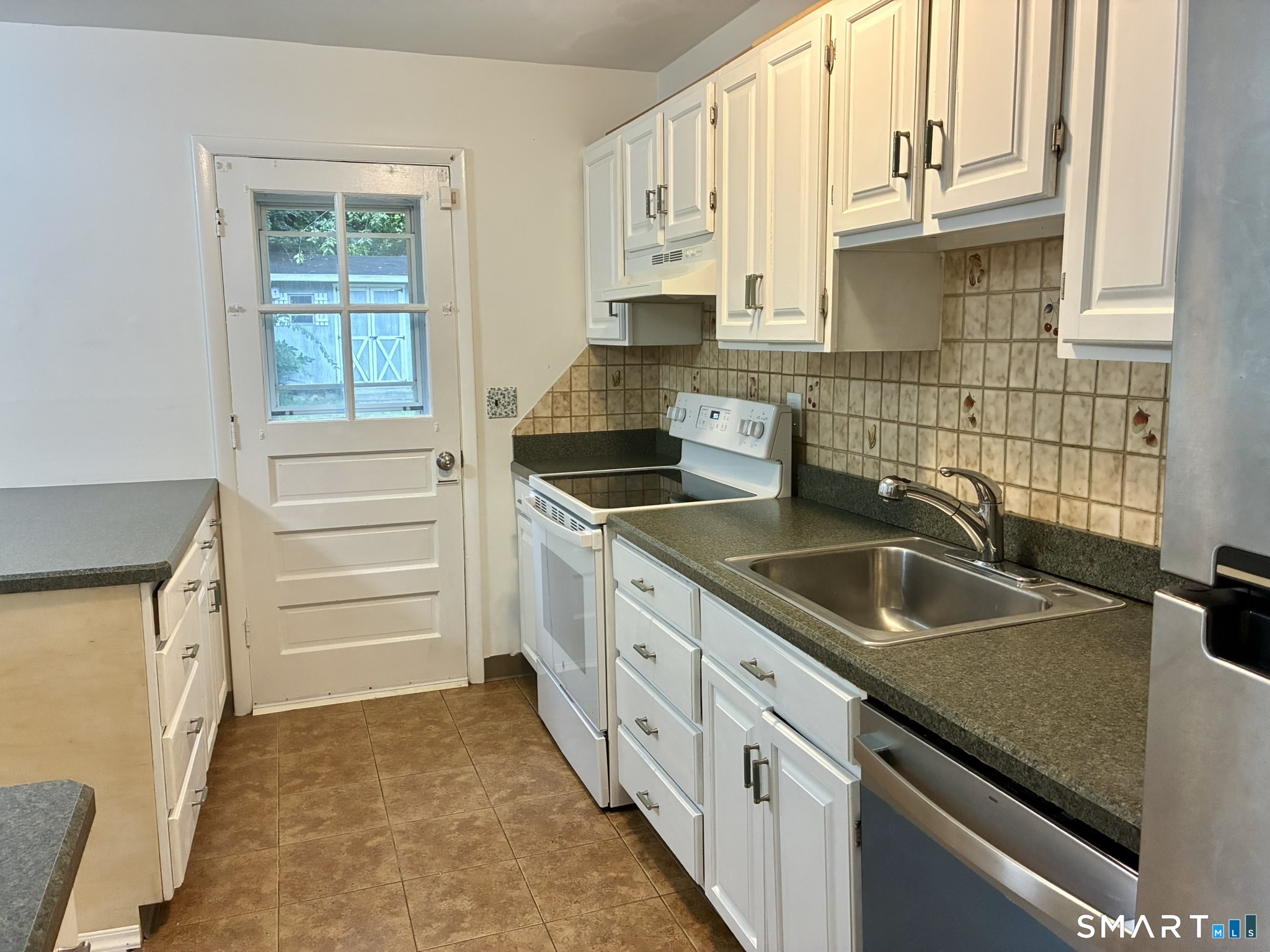 112 Rodgers Road, Unit 112 Fairfield, CT 06824 - Photo 8 of 22 Gallery Image 8