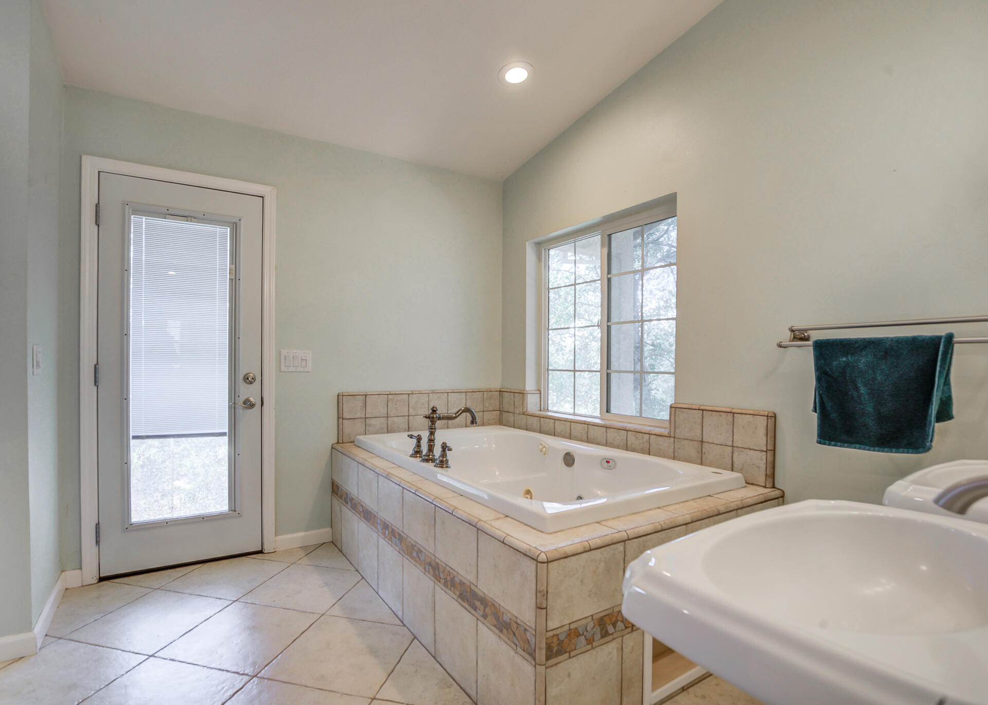 18080 Benson Road Cottonwood, CA 96022 - Photo 21 of 54 Prinary Bath