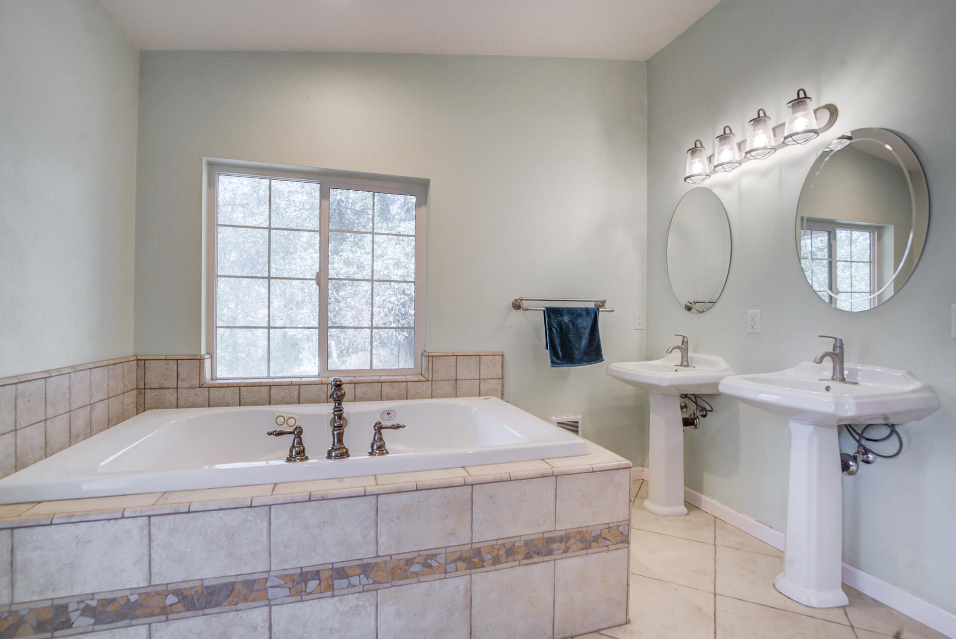 18080 Benson Road Cottonwood, CA 96022 - Photo 22 of 54 a bath tub sitting next to a white sink