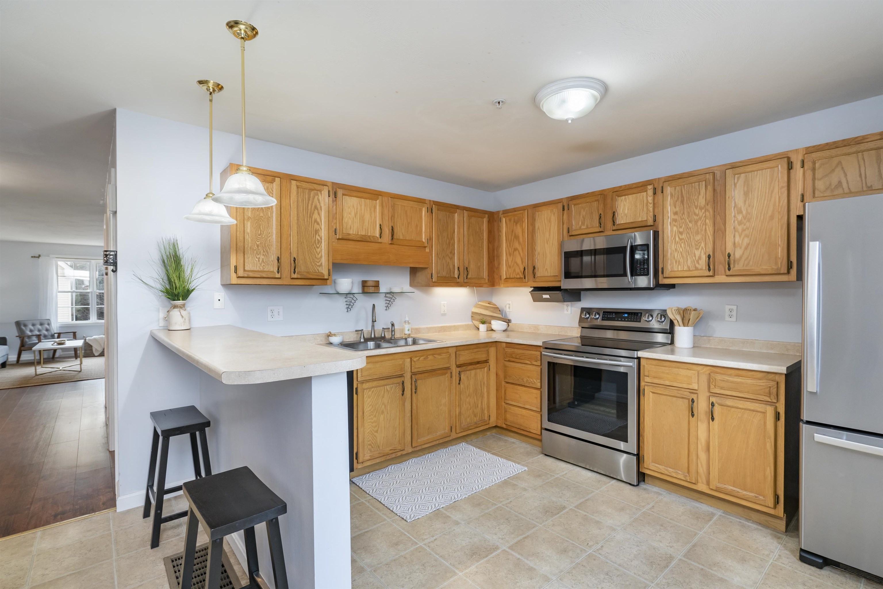 721 Mammoth Road, Unit 12 Manchester, NH 03104 - Photo 3 of 34