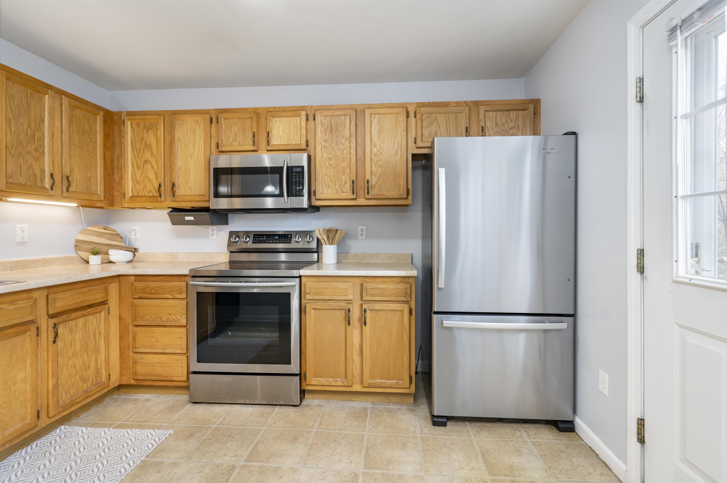 721 Mammoth Road, Unit 12 Manchester, NH 03104 - Photo 4 of 34