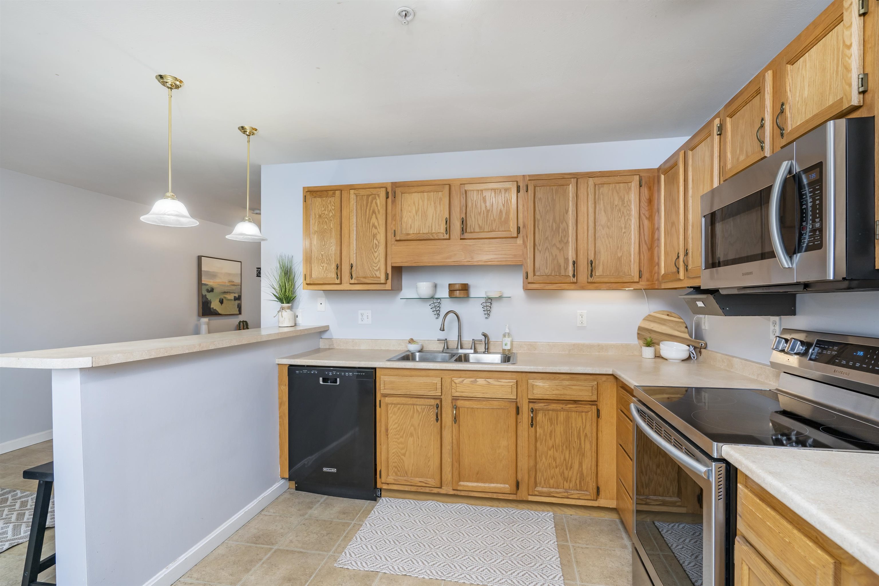 721 Mammoth Road, Unit 12 Manchester, NH 03104 - Photo 5 of 34
