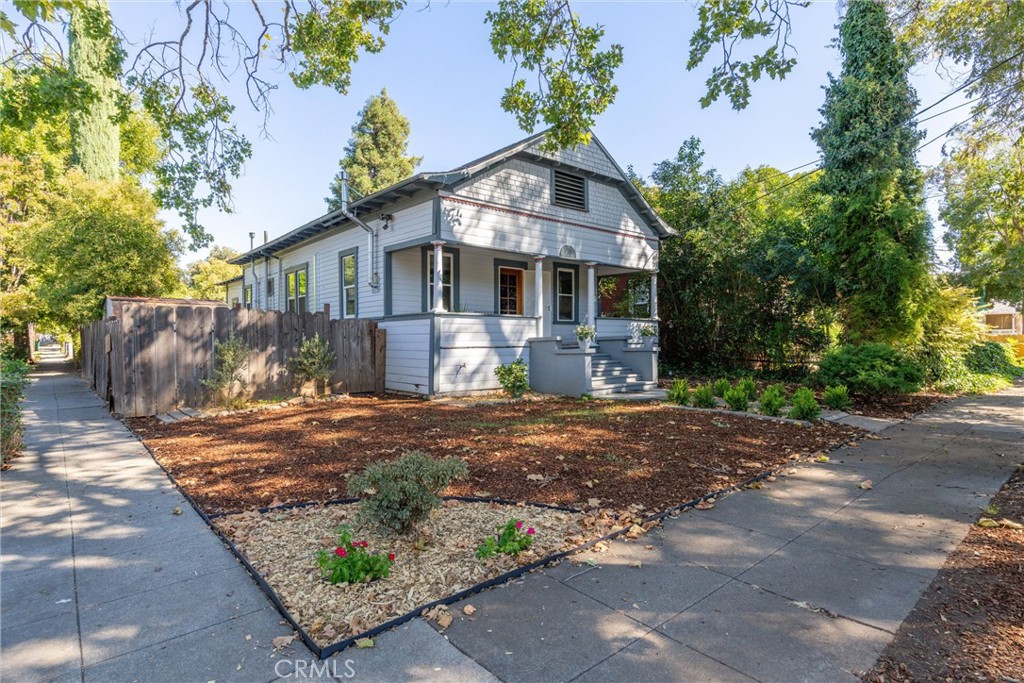 1805 Hemlock Street Chico, CA 95928 - Photo 11 of 62 a front view of a house with garden