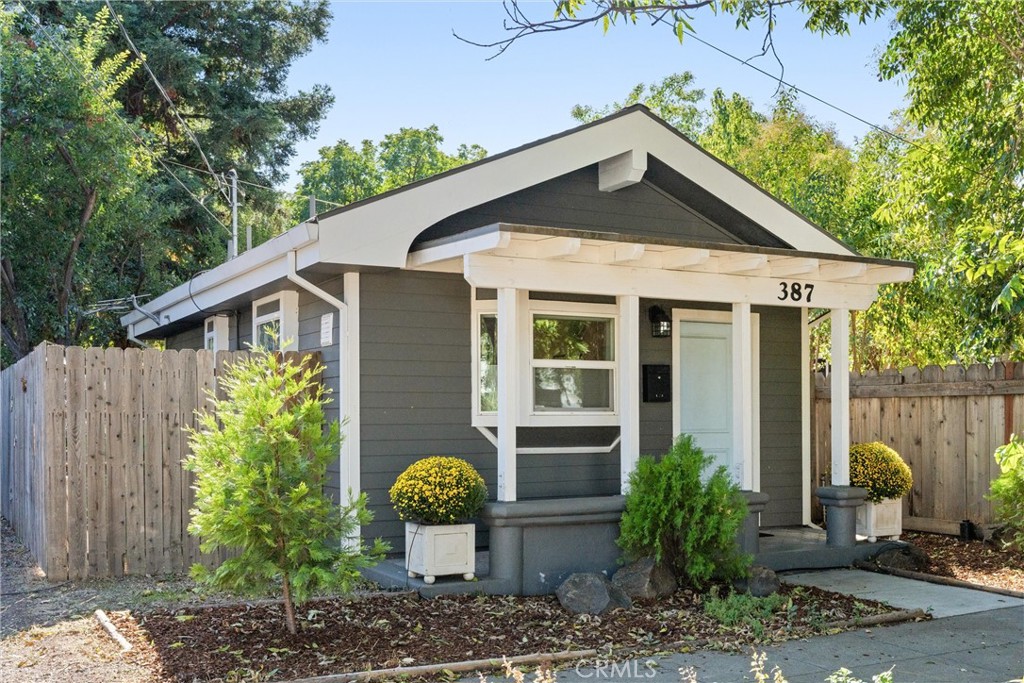 1805 Hemlock Street Chico, CA 95928 - Photo 5 of 62 a front view of a house with garden