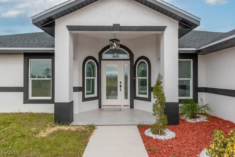 14461 Southeast 80th Street Morriston, FL 32668 - Photo 5 of 37 a front view of a house with garden
