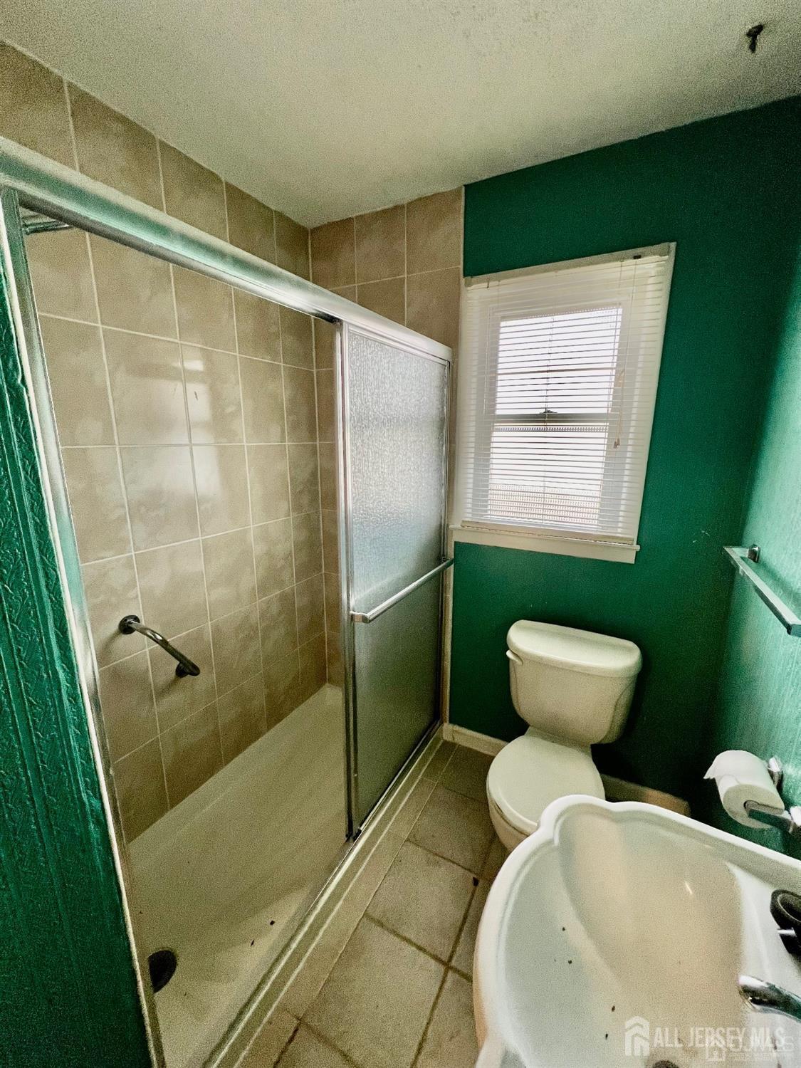 340 Old Post Road Edison, NJ 08817 - Photo 15 of 23 a bathroom with a toilet and a shower
