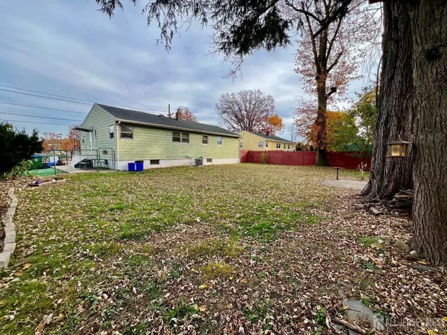 a view of a backyard
