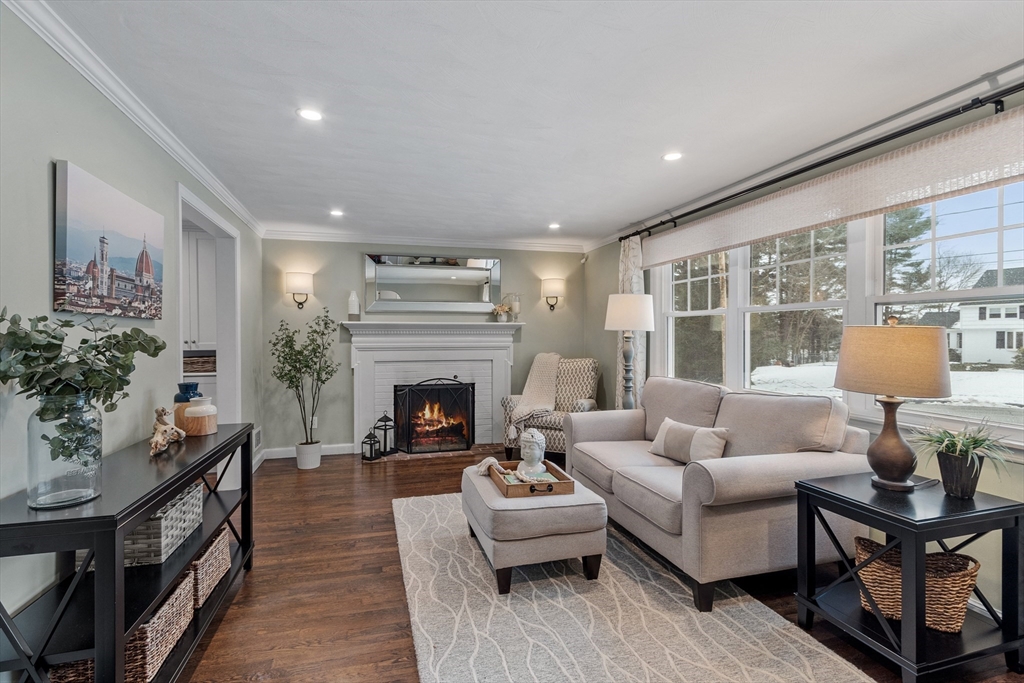 11 Temple Road Lynnfield, MA 01940 - Photo 4 of 41 Gallery Image 4