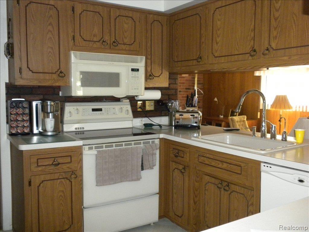 16443 Wayne Road Livonia, MI 48154 - Photo 19 of 20 kitchen